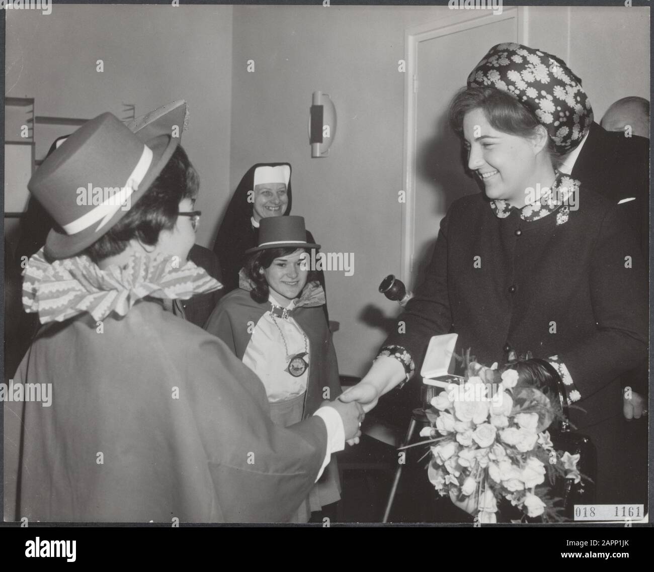 Serie 018-1158 t/m 018-1161 Principessa Margriet apre il reparto di riabilitazione dei bambini di San Maartenskliniek Data: 27 aprile 1965 luogo: Gelderland, Ubbergen Parole Chiave: Cliniche, casa reale, aperture, principesse Nome personale: Eck D.V., Margriet, Institution princess name: Sint Maartenskliniek Foto Stock