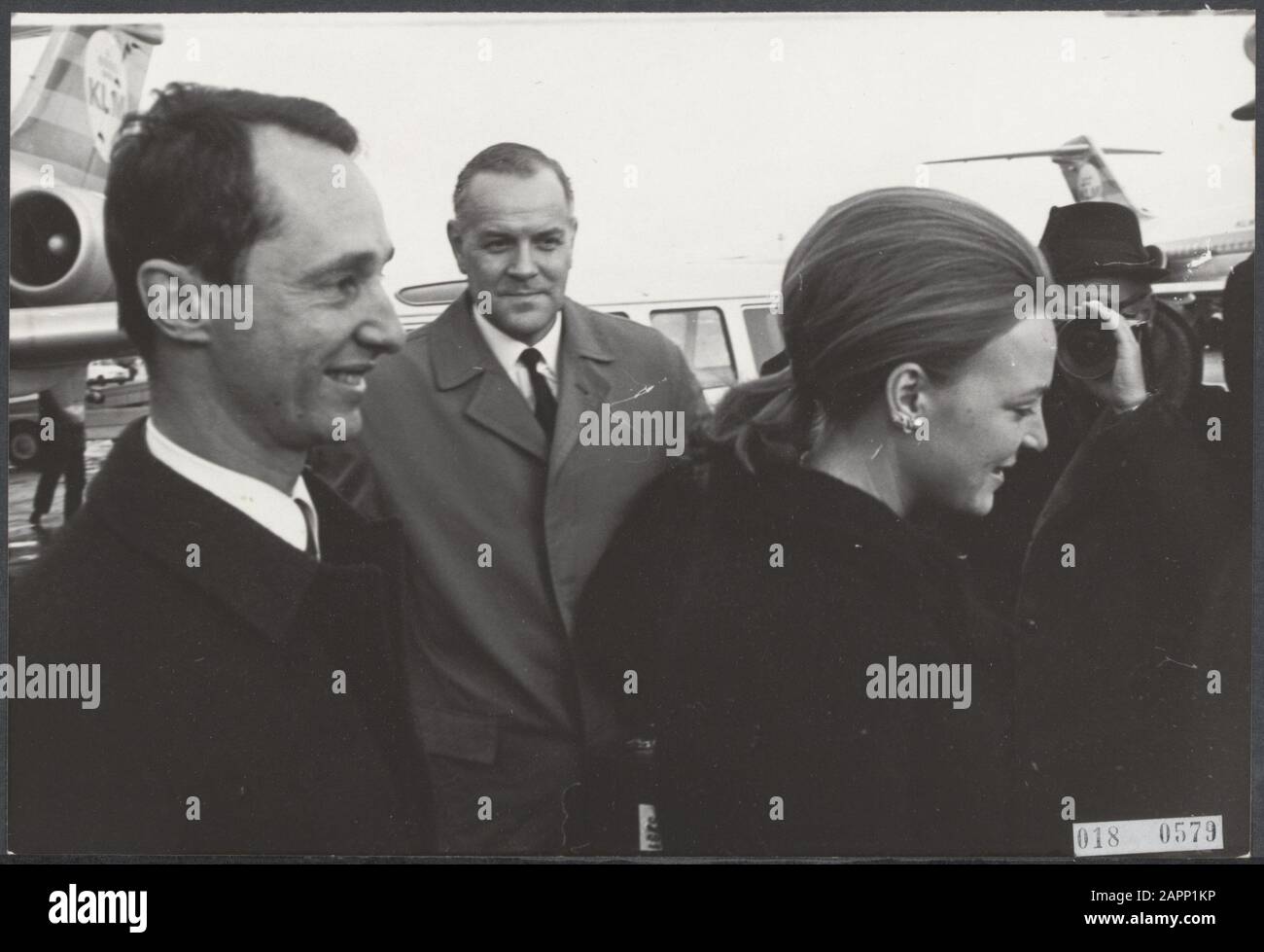 Serie 018-0578 t/m 018-0579 principessa Irene e principe Carel-Hugo arrivo a Schiphol Data: 3 gennaio 1967 Località: Noord-Holland, Schiphol Parole Chiave: Casa reale, principesse, principesse, campi d'aviazione Nome personale: Carlos Hugo, principe, Irene, principessa Foto Stock