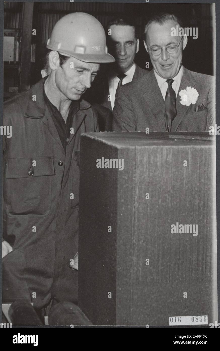 Apertura della fabbrica anodica dell'Aluminium e Chemie Rotterdam N.V. del principe Berhard. Il primo anodo viene avvolto dalla pressa sul nastro. Il principe ascolta la spiegazione dell'operatore Data: 25 aprile 1966 Località: Rotterdam, Zuid-Holland Parole Chiave: INDUSTRIEEN, chimica, casa reale, aperture, principi Nome personale: Bernhard (Prince Netherlands) Foto Stock