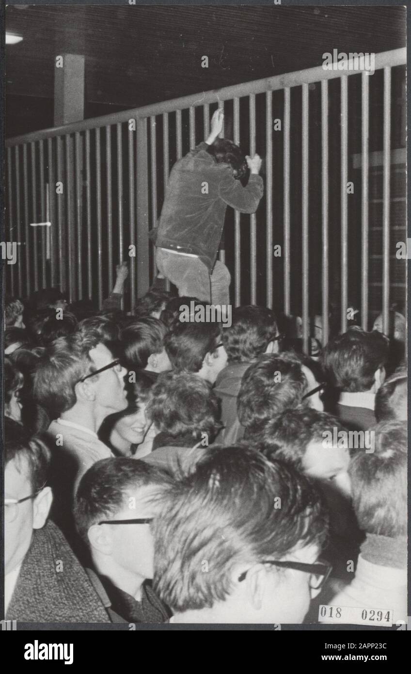 Serie 018-0292 t/m 0180294 folla all'ospedale universitario Utrecht dopo la nascita principe Willem-Alexander Data: 27 aprile 1967 Località: Utrecht Parole Chiave: Nascite, casa reale, principi, pubblico, ospedali Nome istituto: Ospedale accademico Foto Stock