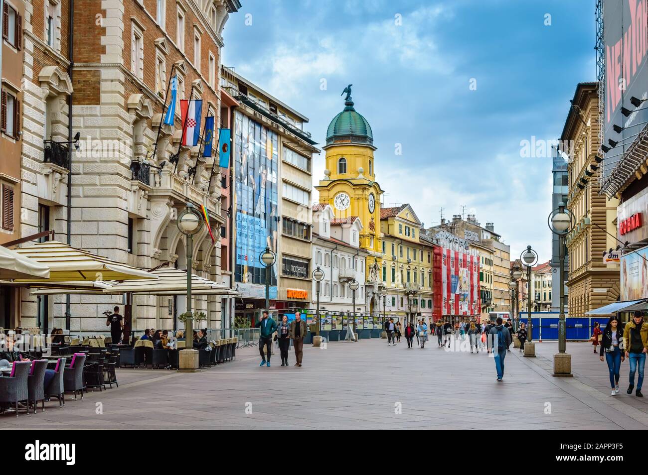 Rijeka, Croazia - 19 maggio 2019: Torre dell'Orologio della città e Korzo, il lungomare principale di Rijeka, Croazia. Strada dello shopping nel centro della città con negozi, caffè e Foto Stock