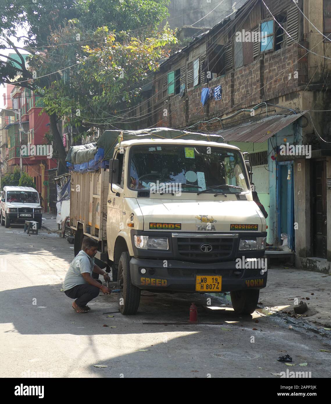 Bengala Occidentale 2019. Riparazioni su strada su TATA. Foto Stock