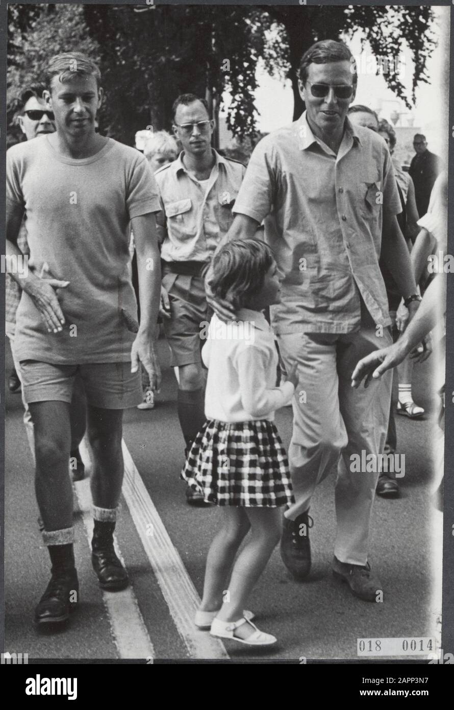 Serie 018-0010 t/m 018-0015 partecipazione Principe Claus nei Quattro giorni 1967 Data: Luglio 1967 Località: Nijmegen Parole Chiave: Casa reale, principesse, principesse, nome del personaggio: Beatrix , principessa, Claus, nome dell'istituzione principe: Quattro giorni Foto Stock