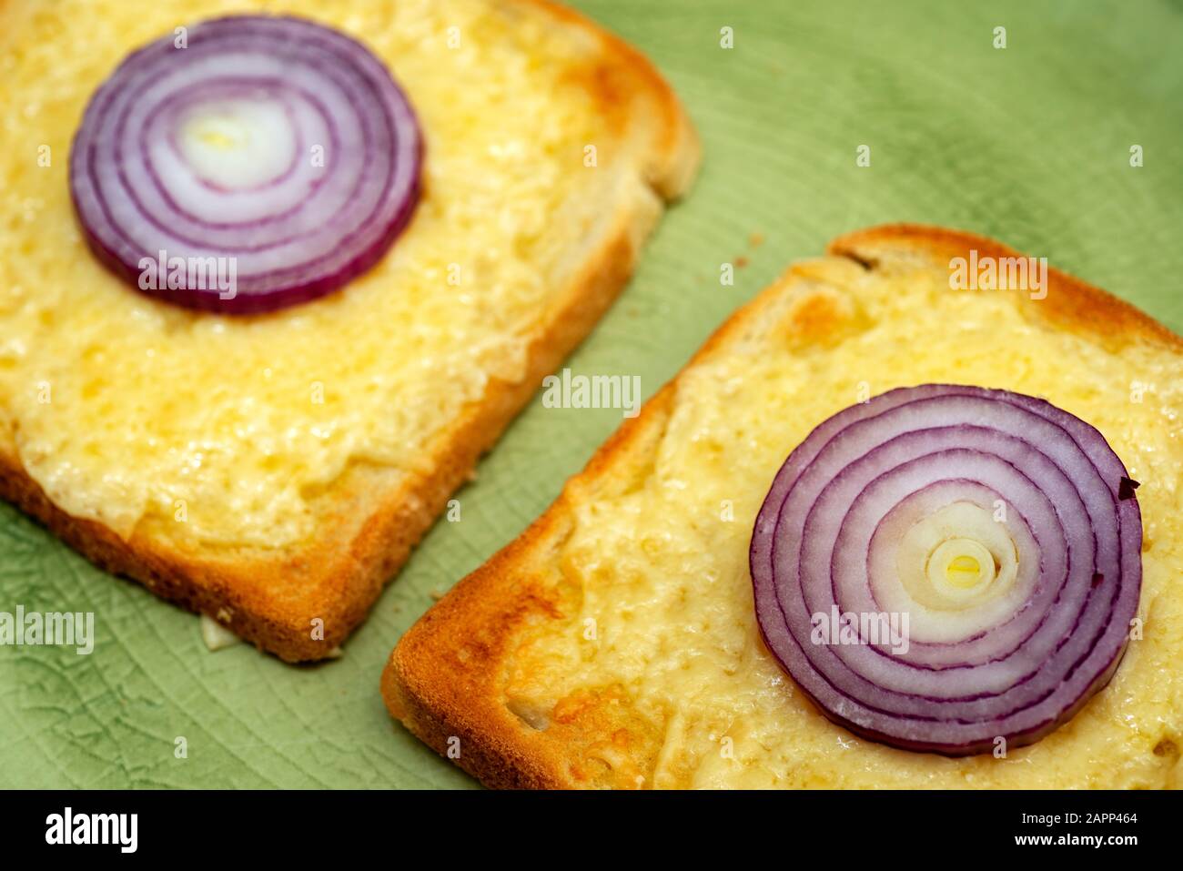 Il formaggio su pane tostato con cipolla rossa Foto Stock