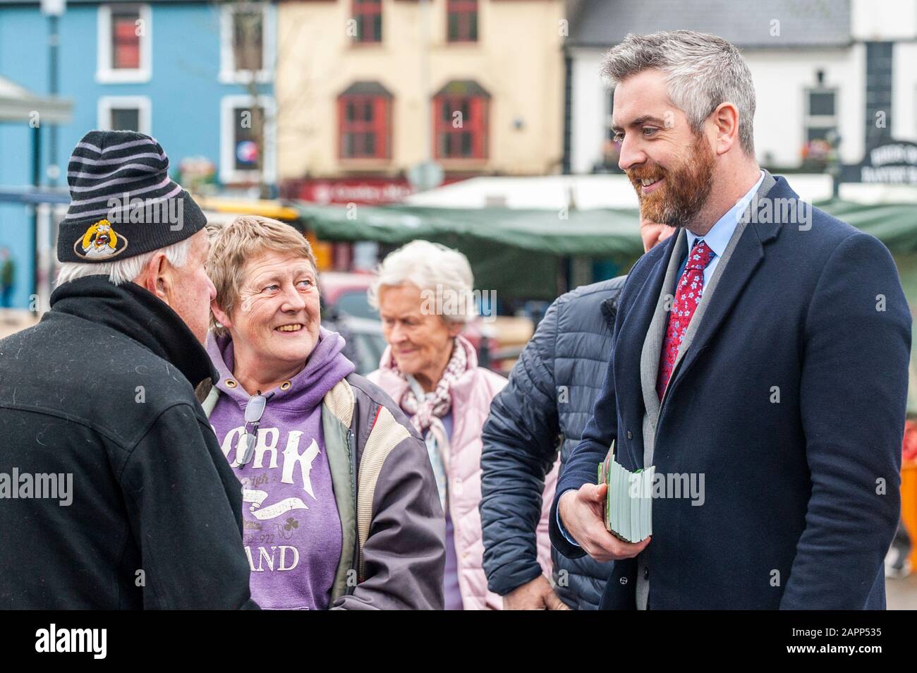 Bantry, West Cork, Irlanda. 24 gennaio 2020. Candidato elettorale Clr. Christopher o'Sullivan era oggi nel mercato della Bantry, vendendo voti con la sua squadra. Credit: Notizie dal vivo di AG/Alamy Foto Stock