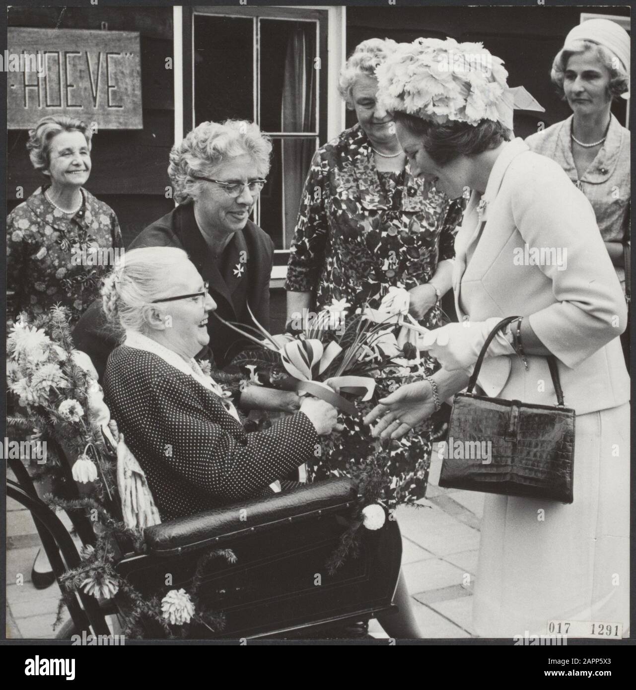 Serie 017-1290 t/m 017-1291: Beatrix visita campo per disabili di Johannitreorde Hattem Data: 31 agosto 1967 luogo: Hattem Parole Chiave: Anziani, visite, disabili, casa reale, principesse Nome personale: Beatrix, principessa, Deelstra-Van Eck Sig.ra C. Nome istituzione: Marijke Hoeve Foto Stock