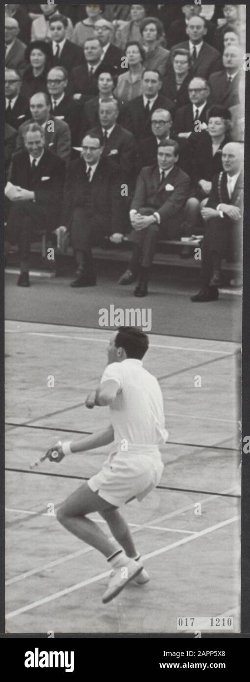 Casa reale, principi, aperture, sale, tennis, sindaci, commissari, Claus, principe, Cremers o.p.f.m. Data: 21 gennaio 1967 luogo: Haarlem Parole Chiave: Sindaci, commissari, sale, casa reale, aperture, principi, tennis Nome personale: Claus, Prince, Cremers O.p.f.m., Kranenburg, F.J., Okker, Tom Foto Stock