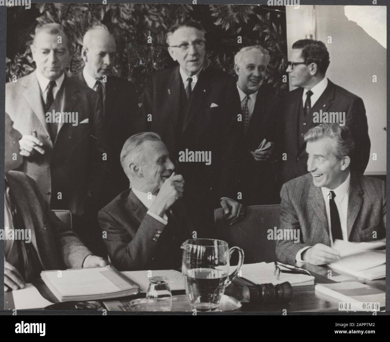 Incontro della Fondazione van de Arbeid all'Aia. I principali cittadini della consultazione, seduti a J. Bosma e W. Kloos. Dietro di esso si trovano: Van Boven, van Eibergen, Wemmers, Mertens e Van Weele Data: 26 maggio 1968 Località: L'Aia, Zuid-Holland Parole Chiave: Istituzioni, sindacati, riunioni, datori di lavoro Nome personale: Bosma J., Eibergen van, Kloos W., Weele Institutionname: Stichting van de Arbeid Foto Stock