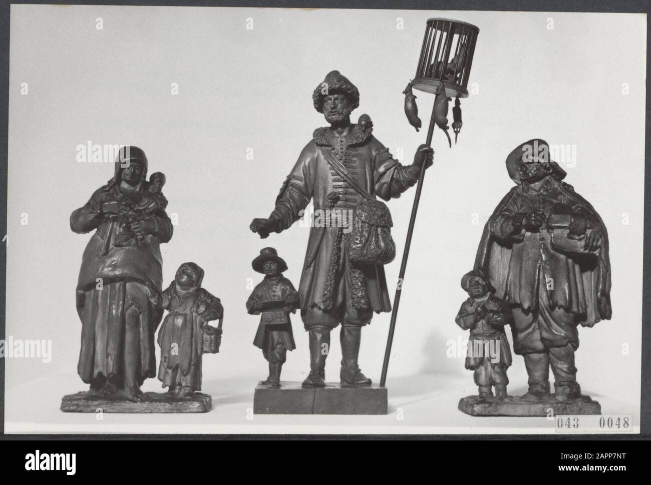 Braccio della mostra nell'età dell'oro al Waag di Asmi. Gruppo di mendicanti nell'età d'oro. Al centro, il Rat Catcher. Le figurine sono attribuite ad Albert Jansz. Vinckenbrink Data: 20 Ottobre 1965 Luogo: Amsterdam, Noord-Holland Parole Chiave: Scultura, Mostre Foto Stock