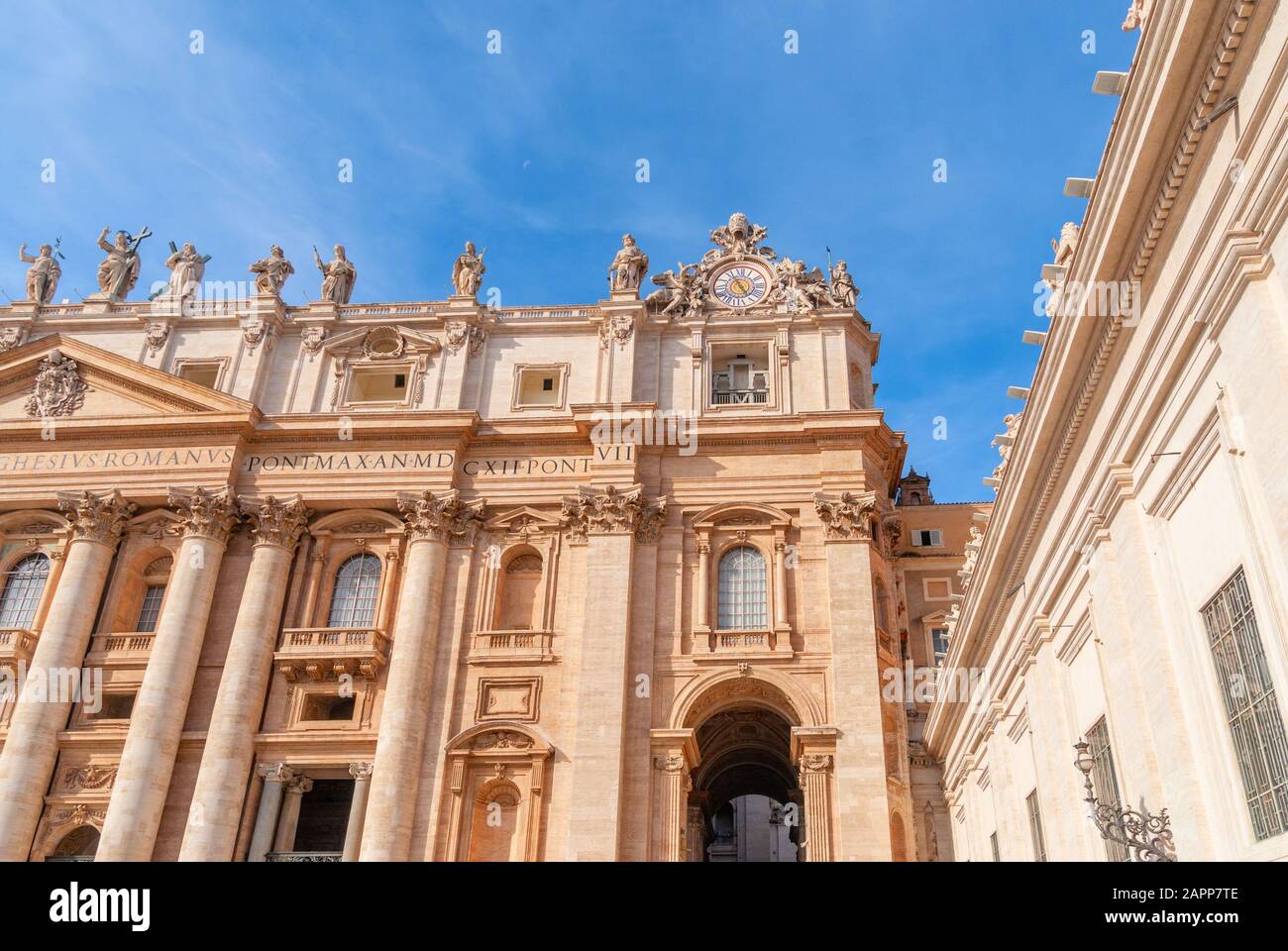 La Basilica di San Pietro sul cielo blu sullo sfondo. Vaticano, Italia Foto Stock