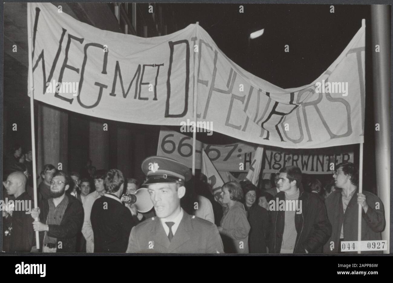 Serie 044-0927 t/m 044-0928 Data: 21 settembre 1966 Località: Amsterdam, Noord-Holland Parole Chiave: Ministeri, dimostrazioni, politica governativa, studenti Foto Stock