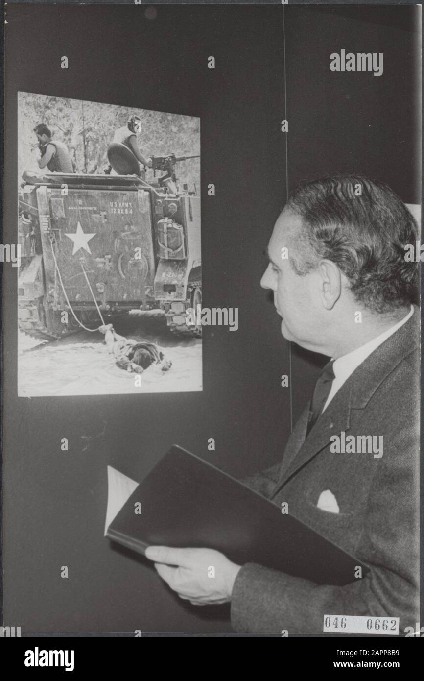 World Press Photo (Stampa Mondiale Foto). D. Cavaliere alla foto vincente di Kyoichi Sawada Data: 16 dicembre 1966 Località: L'Aia, Vietnam Parole Chiave: Fotografia, foto, guerre, mostre Nome personale: Knight D., Sawada, Kyoichi Nome istituzione: World Press Photo Foto Stock