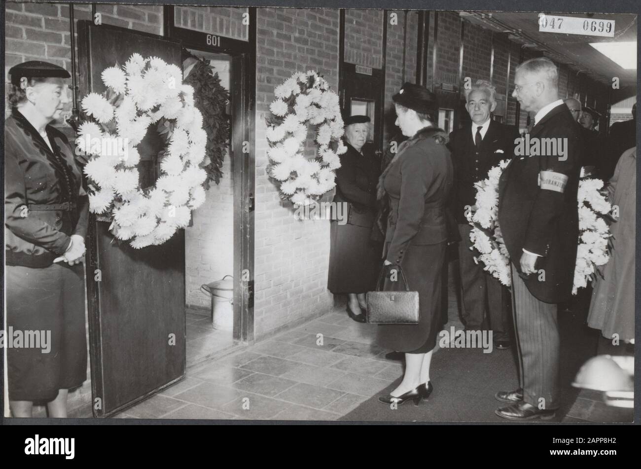Commemorazione annuale con défilé a Schevingen presso l'Oranjehotel. Alla morte della fila 601 furono posati i wreaths. Per la cella M Geldens, segretario della principessa Wilhelmina e Prof. R.P. Cleveringa, presidente della fondazione Oranjehotel Datate: 29 settembre 1956 Località: Scheveningen, Zuid-Holland Parole Chiave: Commemorazioni di morte, prigioni, wreaths, vittime di guerra, seconda guerra mondiale Nome personale: Cleveringa, R.P., Geldens,. M. Nome istituto: Oranjehotel Foto Stock
