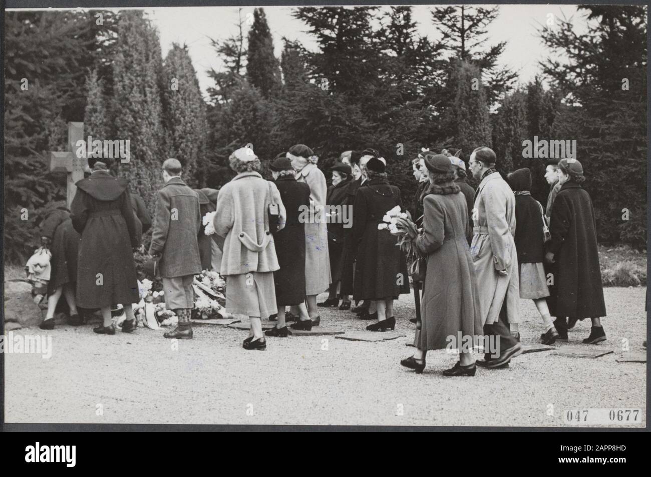 Commemorazione al Woeste Hoeveop de Veluwe di 117 vittime che sono stati fucilati dall'occupante l'8 marzo 1945 dopo l'attacco a Rauter lì. Dopo il discorso del sindaco di Apeldoorn, i sopravvissuti posero fiori al semplice monumento Datate: 8 marzo 1954 luogo: Apeldoorn, Gelderland, Veluwe Parole Chiave: Commemorazioni della morte, monumenti di guerra, vittime di guerra, Seconda guerra mondiale Foto Stock