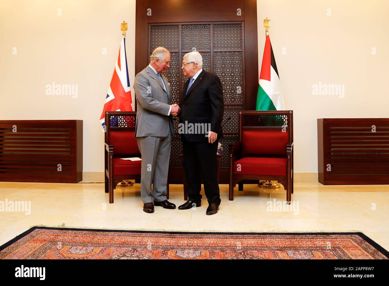 Il Principe di Galles incontra il Presidente Mahmoud Abbas nella sua residenza ufficiale a Betlemme il secondo giorno del suo viaggio in Israele e nei territori palestinesi occupati. Foto PA. Data Immagine: Venerdì 24 Gennaio 2020. Vedi la storia di PA ROYAL Charles. Il credito fotografico dovrebbe essere: Frank Augstein/PA Wire Foto Stock