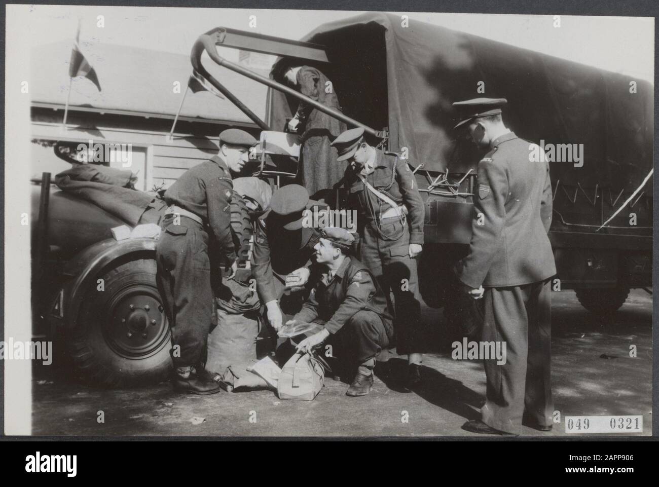 Serie 049-0321 t/m 049-0323 Data: 9 settembre 1954 luogo: Denekamp Parole Chiave: Accise, controlli, militare, trasporto truppe Nome personale: Battle Royal Foto Stock