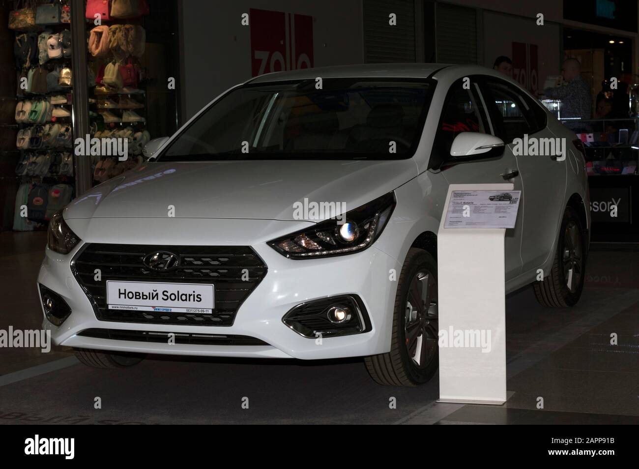 Presentazione, esposizione - di una nuova auto Solaris - berlina, in un centro commerciale. Russia . Foto Stock