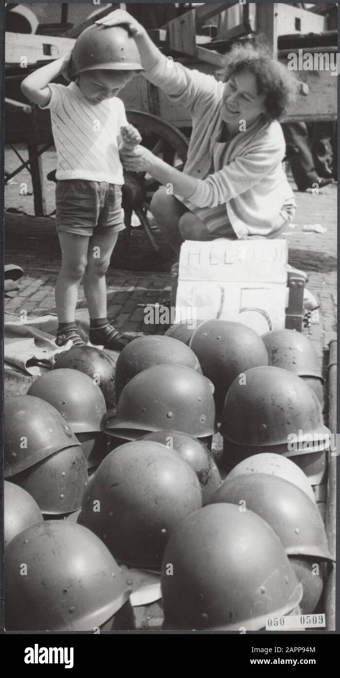 Caschi Data: 13 Luglio 1964 Località: Amsterdam, Noord-Holland Parole Chiave: Militare, Attrezzatura Foto Stock