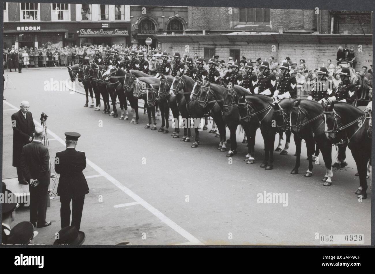 Cerimonie, polizia, cavalli, uniformi, sindaci, Kolschoten H.A.M.Th., Gulterie van Weezel, Poelje G.A. Data: 11 settembre 1957 Località: L'Aia, Zuid-Holland Parole Chiave: Sindaci, cavalli, cerimonie, polizia, uniformi Nome personale: Gulterie van Weezel, Kolschoten H.M.Th., Poelje G.A. Foto Stock