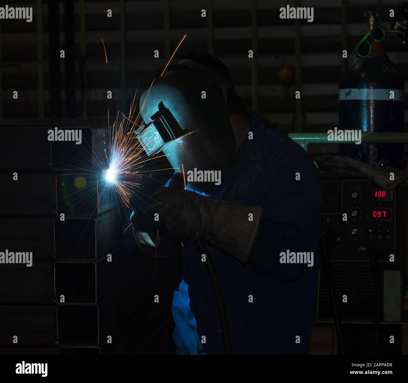 Lavoratore industriale presso la saldatura in fabbrica, saldatura della struttura in acciaio Foto Stock
