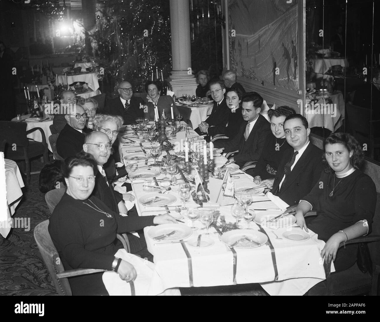 Gruppi Nel Pays Bas Utrecht. Diner @ Date: 26 December 1948 Location: Utrecht Keywords: Diner Foto Stock