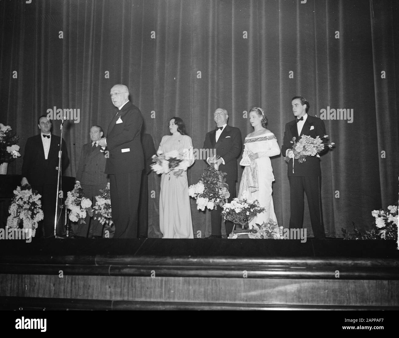 Primo film cinematografico olandese post-bellico Non invano" al City Theatre di Amsterdam. Premiazione degli attori e della troupe cinematografica Data: 24 dicembre 1948 luogo: Amsterdam Parole Chiave: Attori, film, onori Foto Stock