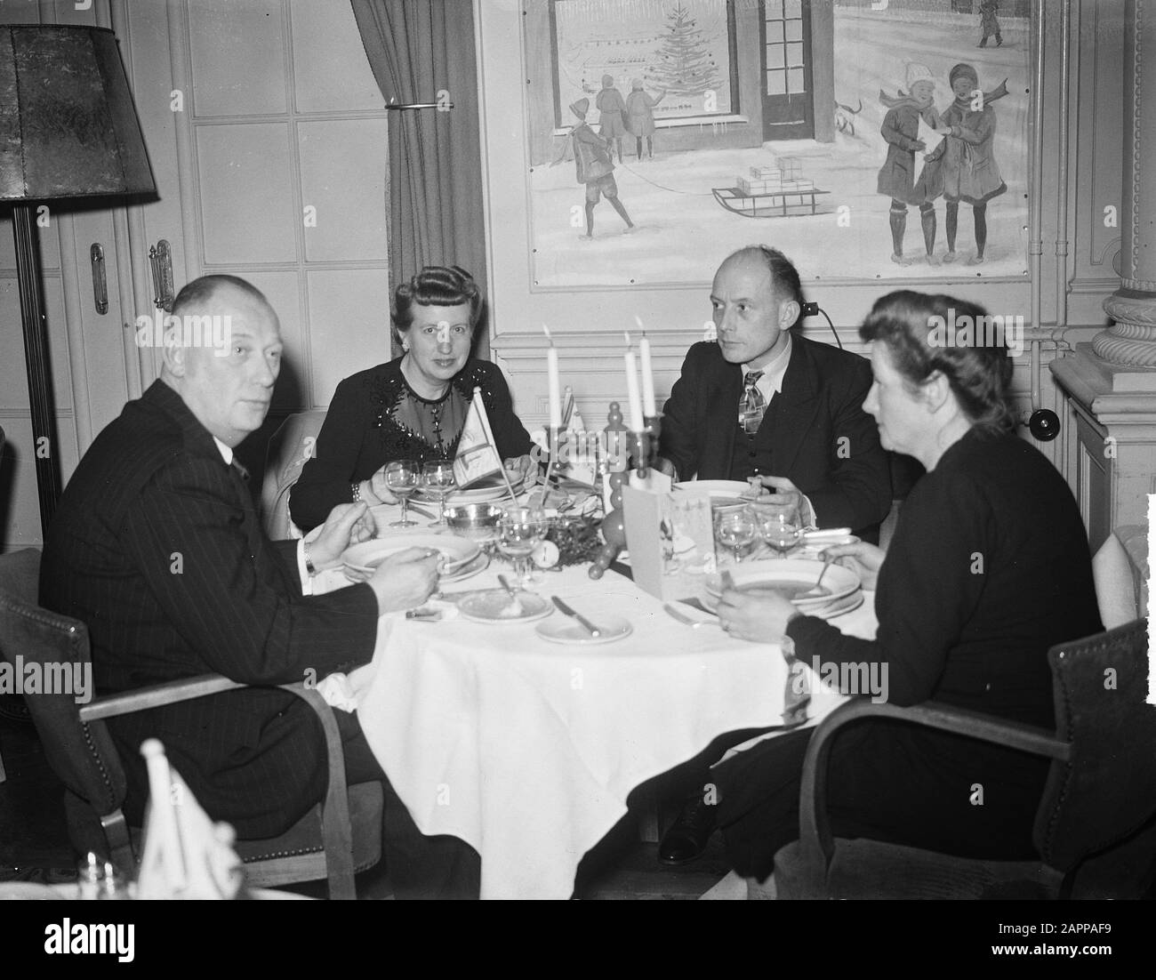 Gruppi Nel Pays Bas Utrecht. Diner @ Date: 26 December 1948 Location: Utrecht Keywords: Diner Foto Stock