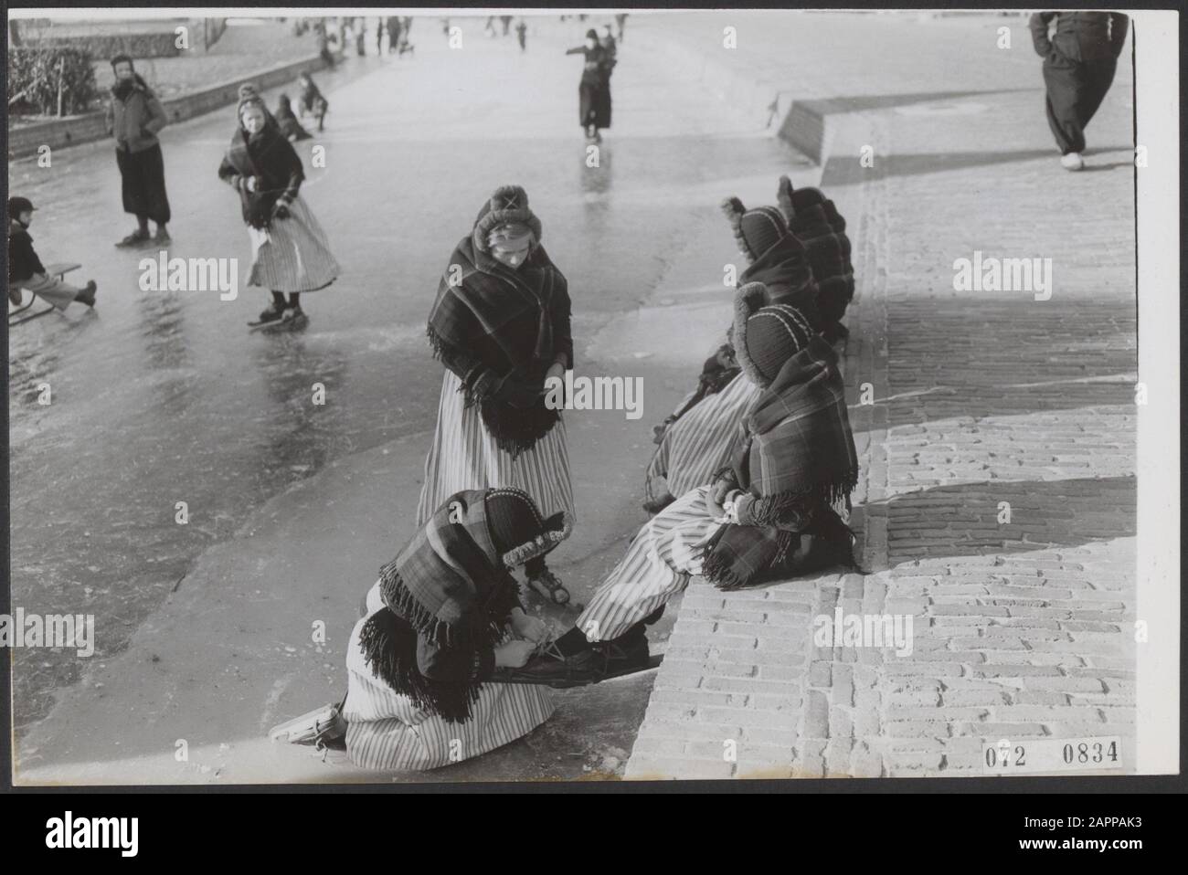 Pattinare le donne in Volendam Data: 1 Febbraio 1956 Località: Noord-Holland, Volendam Parole Chiave: Costume, pattinaggio, donne Foto Stock