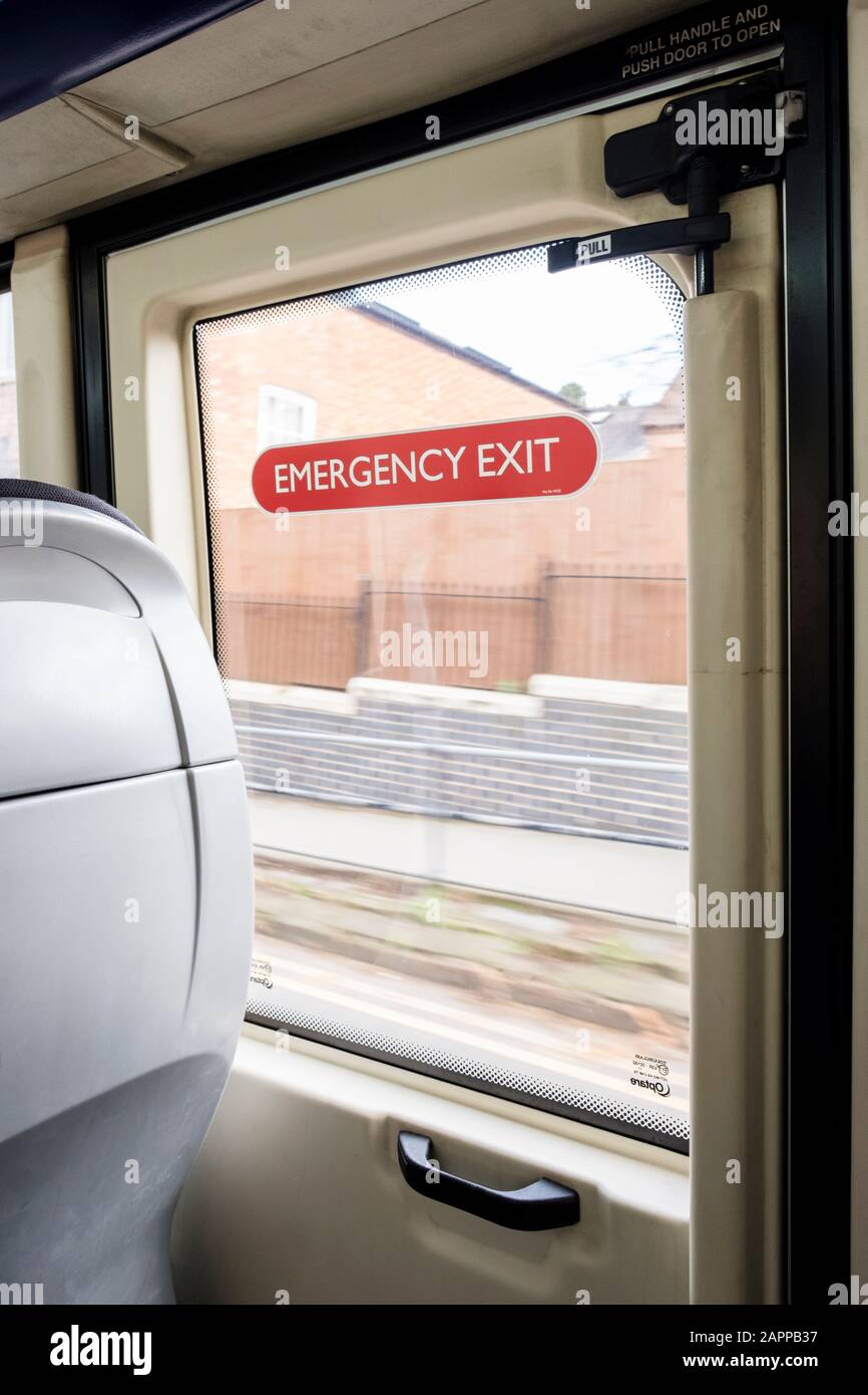 Uscita di emergenza su un autobus, Nottinghamshire, Inghilterra, Regno Unito Foto Stock