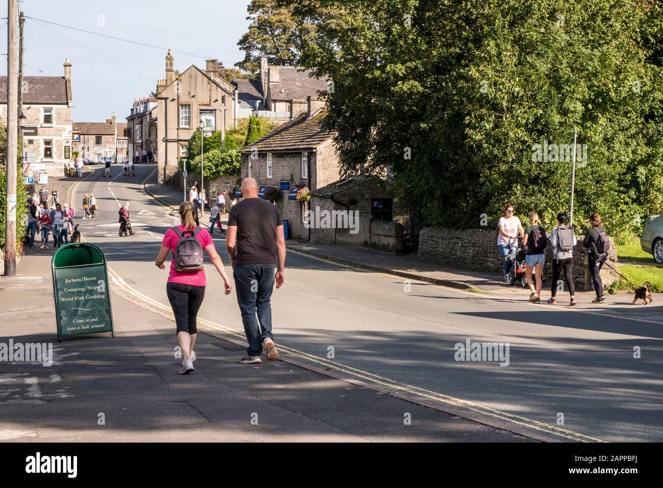 Persone che camminano intorno al villaggio di Castleton, Derbyshire, Peak District, Inghilterra, Regno Unito Foto Stock
