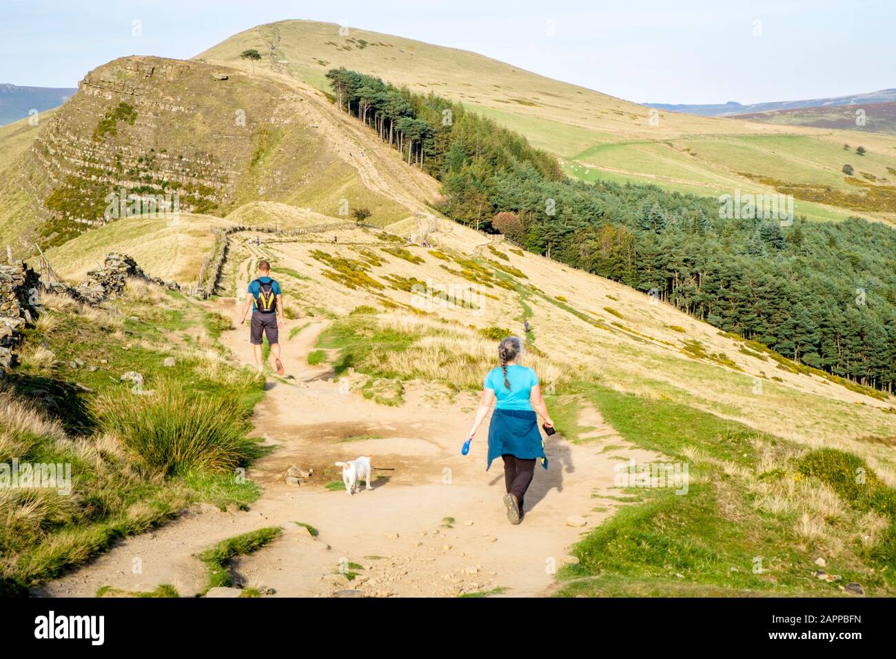 Passeggiate in campagna a piedi sulla Barker Bank durante l'autunno, con Back Tor e Perdere Hill avanti. The Great Ridge, Derbyshire, Peak District, Inghilterra, Regno Unito Foto Stock