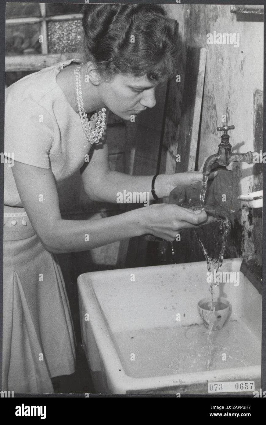 Ricerca di vermi nell'acqua potabile dopo il danno testa acqua tubo Data: 29 maggio 1964 Località: Delft, South-Holland Parole Chiave: Acqua potabile Foto Stock