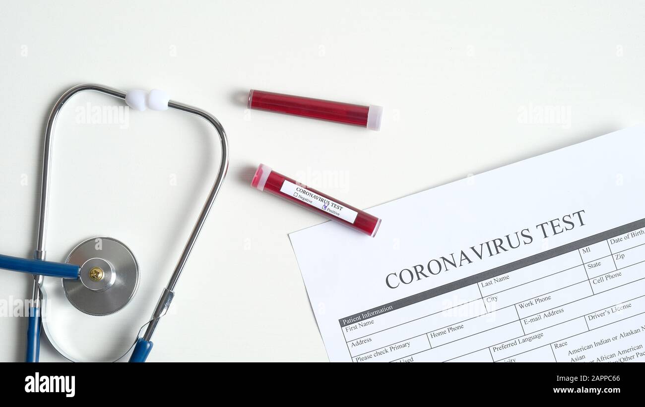 Concetto di test del sangue per coronavirus. Tavolo da laboratorio con test Coronavirus in forma medica, provette con sangue, stetoscopio. 2019-nCoV Coronavirus origina Foto Stock
