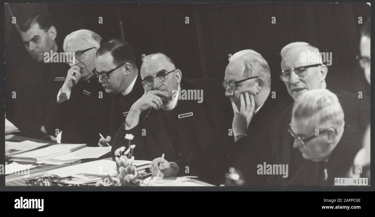 Consiglio Pastorale. Riunione plenaria. Dr. Mons. J.W.M. Bluyssen, mons. DRS. Th. H.J. Zwartkruis, Mons. H.C.A. Ernst, Mons. M.A. Jansen, Cardinale B.J. Alfrink, Mons. P. Bierman, Mons. F.J.A. Moors Data: 4 Gennaio 1968 Località: Noordwijkerhout, Zuid-Holland Parole Chiave: Cattolici, conferenze Nome personale: Alfrink B.J., Bluyssen J.J., Bluyssen J.W.W.W.W.W.M. A., Moresco P.J.A., Nierman P., Consiglio Pastorale, Zwartkruis T.H.J. Foto Stock