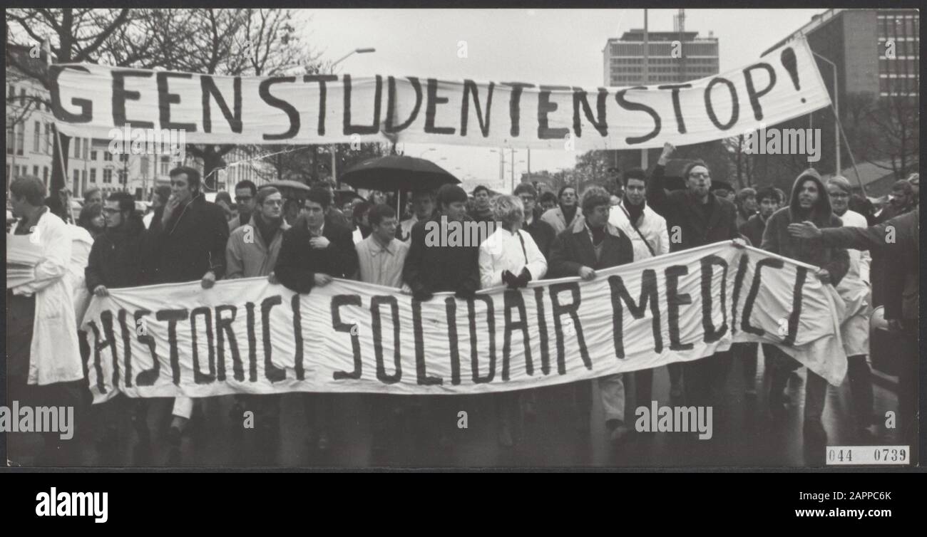 Così n seicento studenti di medicina che protestano tengen numerus clausus Data: 6 novembre 1968 luogo: L'Aia, Zuid-Holland Parole Chiave: Dimostrazioni, studenti Foto Stock
