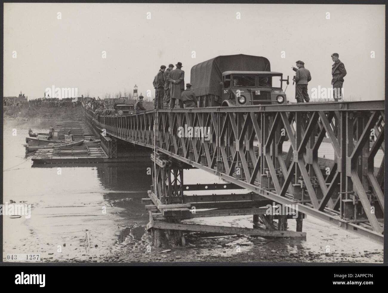 Te Nieuwerkerk a/d IJssel soldati dei Genieschool di Soesterberg hanno costruito un ponte sopra l'IJssel. Il ponte è lungo 210 metri ed è stato costruito da 350 persone in 4 giorni. Il totale è di 700 tonnellate di materiale utilizzato. La fornitura di questo materiale e la costruzione del ponte hanno richiesto un totale di 14 giorni. Il ponte è provato con le automobili e carri armati Data: 11 marzo 1952 Località: Hollandse IJssel, Nieuwerkerk, Soesterberg Parole Chiave: Ponti, militare Nome personale: Baileybrug Foto Stock