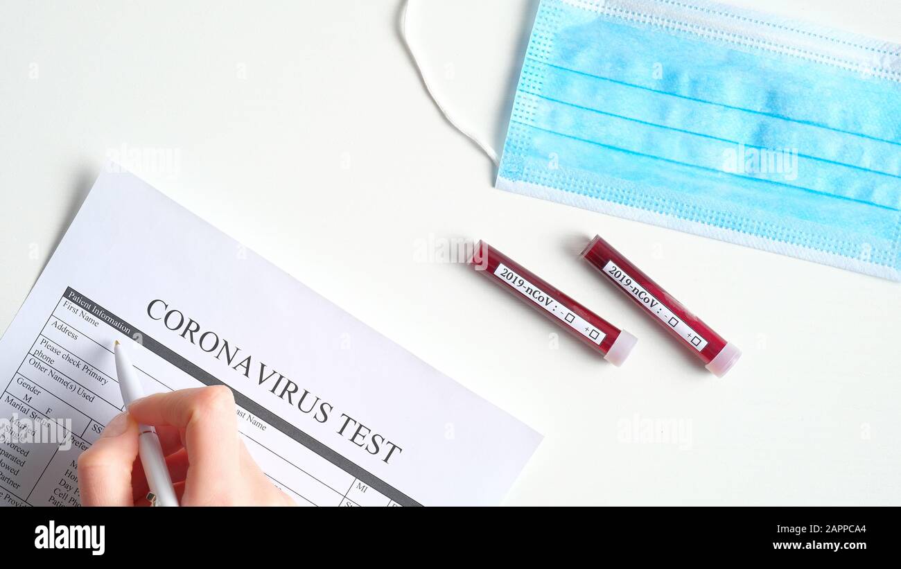 Concetto di test del sangue per coronavirus. Manuale del medico compilare il modulo medico Coronavirus test in laboratorio. 2019-nCoV Coronavirus originario di Wuhan, Cina Foto Stock