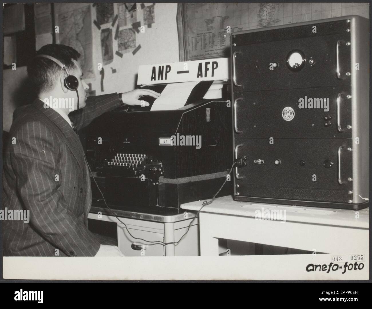 Nuovo dispositivo telex. Data: 6 dicembre 1951 luogo: L'Aia, Zuid-Holland Parole Chiave: Dispositivi, stampa, telecomunicazioni Nome personale: ANP Foto Stock Nuovo dispositivo telex. Data: 6 dicembre 1951 luogo: L'Aia, Zuid-Holland Parole Chiave: Dispositivi, stampa, telecomunicazioni Nome personale: ANP Foto Stock