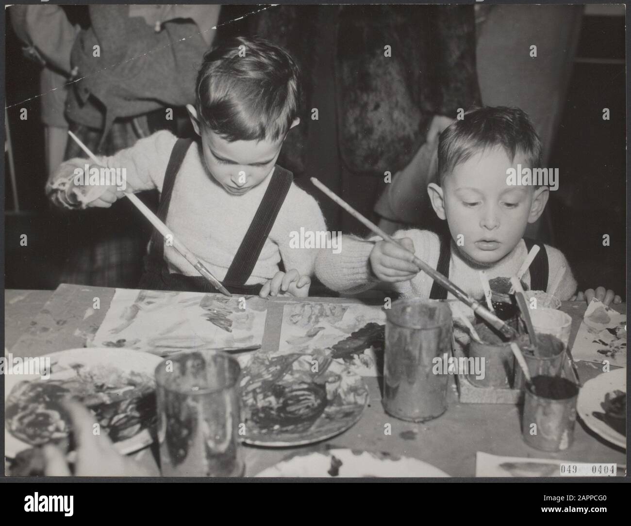 Al Museo Stedelijk sono stati presi nuovi modi per suscitare interesse nell'arte tra i bambini. Una mostra di disegni e modellistica per bambini è organizzata dove i bambini possono anche modellare, disegnare e dipingere se stessi Data: 30 dicembre 1953 luogo: Amsterdam, Noord-Holland Parole Chiave: Prescholers, musei, disegni, mostre Nome dell'istituto: Stedelijk Museum Foto Stock