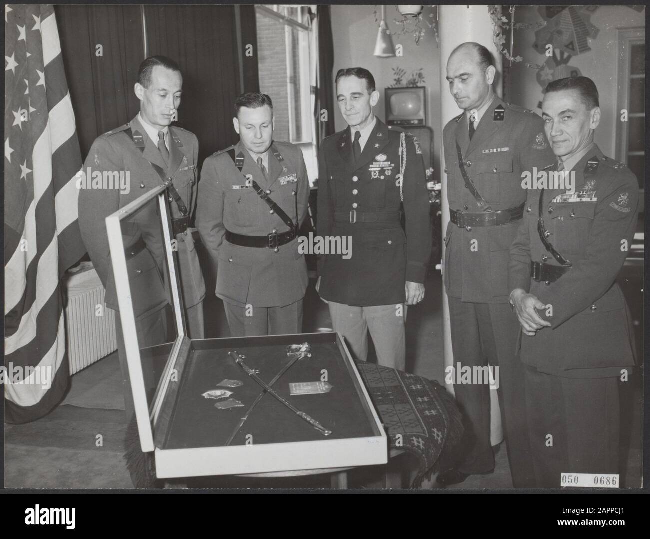 Giovedì mattina il comandante del reggimento Van Heutsz nel cortile di Oirschot a nome dell'ex distaccamento delle Nazioni Unite ha un dono (officersaber der Kon. Esercito in cassetta) offerto all'addetto militare degli Stati Uniti come rappresentante del Reggimento di fanteria degli Stati Uniti 38th. Questo dono è un segno di apprezzamento per il reggimento 38th in cui il battaglione olandese è stato assegnato durante la guerra di Corea. Colonnello G.H. Christian (ex cdt. NDVN), tenente colonnello W.D.H. EEKHOUT (cdt NDVN), Colonnello B. McAfee (milizia attaché USA), Colonnello F.E. Chattelin (cdt. Reg. Van Heutsz) E Tenente Co Foto Stock