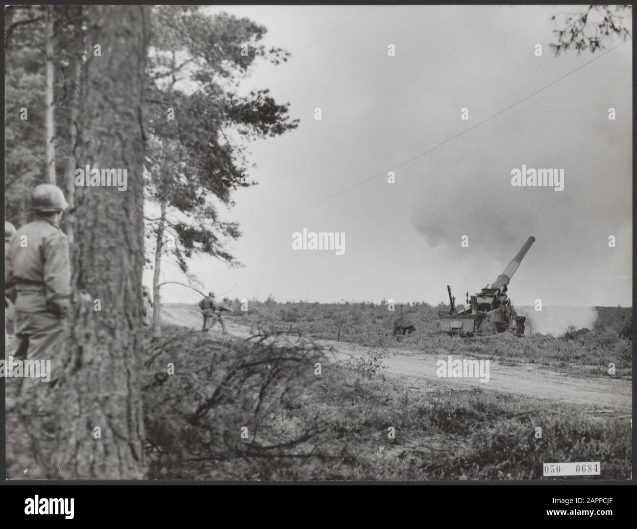 Durante l'esercizio Stormvuur tenuto da lunedì a venerdì dall'artiglieria Olandese Di Campo in Germania occidentale sono anche utilizzati due cannoni atomici americani da 280 mm. Il tiro di questo cannone atomico con una granata brisant da 600 libbre. Nota: Soggetto qui M65 Atomic Cannon Data: 15 settembre 1955 Località: B.R.D., Germania Parole Chiave: Cannoni, armi nucleari, esercizi Nome personale: Adriaanse, Opsomer A.T.C., Peters F.J. Foto Stock