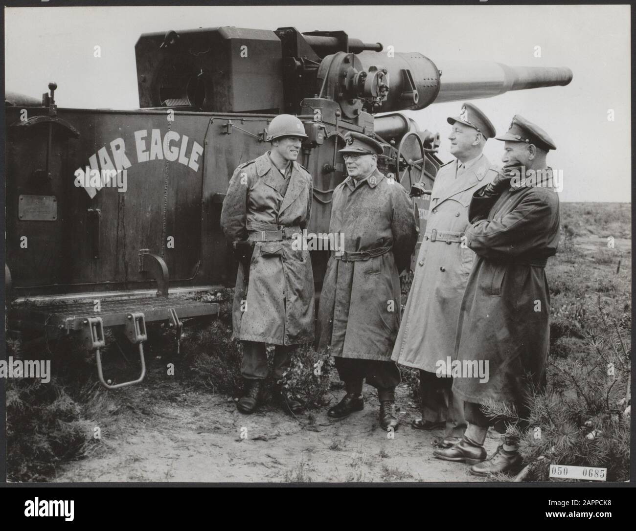 Durante l'esercizio Stormvuur tenuto da lunedì a venerdì dall'artiglieria Olandese Di Campo in Germania occidentale sono utilizzati anche due cannoni atomici americani da 280 mm. L'equipaggio americano gestisce questi cannoni sotto il comando olandese. Il comandante americano della batteria fornisce una spiegazione alla leadership dell'esercito olandese. Vlnr. C.A.T.A. Opsomer, Brig. Generale Adriaanse e Gen Maj. F.J. Comandante Di Pietro Quinta Divisione. Nota: Soggetto qui M65 Atomic Cannon Data: 15 Settembre 1955 Località: B.R.D., Germania Parole Chiave: Cannoni, armi nucleari, esercizi Nome personale: Adriaanse, , Opsomer, A.T.C., Peters, F.J. Foto Stock
