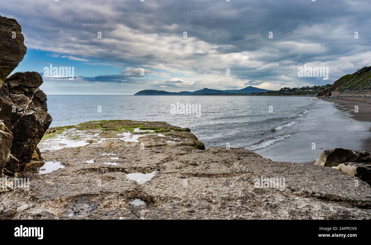 Ammira la baia di Killiney verso sud verso le montagne di Wicklow, da White Rock, Killiney, Dublino, Irlanda Foto Stock