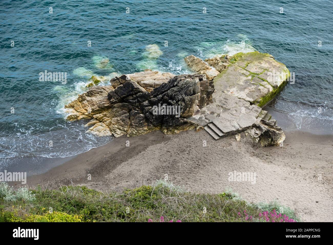 Piattaforma di balneazione realizzata dall'uomo a White Rock Beach, Killiney, contea di Dublino, costruita contro un grande affioramento di Leinster Granite Foto Stock