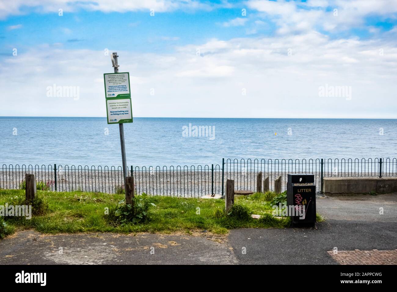 Ammira il panorama all'ingresso di Killiney Beach, contea di Dublino, Irlanda, con indicazioni sulle restrizioni per cani e pesca Foto Stock