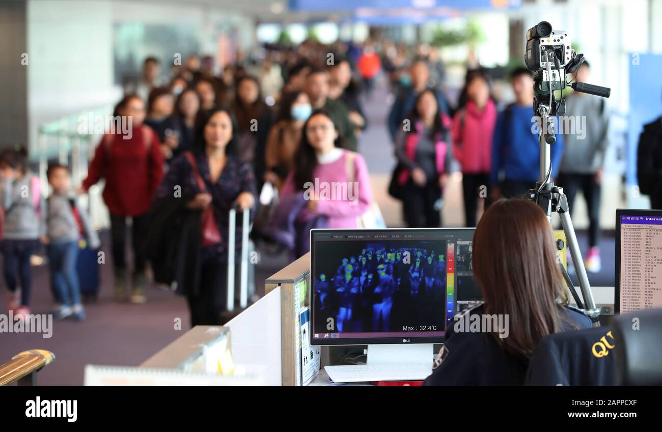 (200124) -- INCHEON, 24 gennaio 2020 (Xinhua) -- I Passeggeri subiscono una scansione termica all'arrivo all'Aeroporto Internazionale di Incheon a Incheon, Corea del Sud, 9 gennaio 2020. (NEWSIS/consegna via Xinhua) Foto Stock