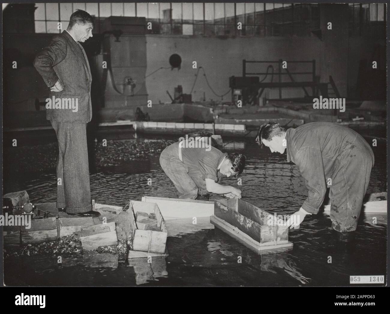 Nel laboratorio Waterloopkundig di Delft, direttore Prof. ir. J.Th. Sulla base di un modello del foro di flusso a Ouwerkerk, Thijsse ha dato una spiegazione per la stampa come questo buco di diga può essere chiuso con Caissons Data: 17 novembre 1953 luogo: Delft, Zuid-Holland Parole Chiave: Dighe, laboratori, inondazioni, prove, personale di inondazione: Thijsse , J.Th. Foto Stock