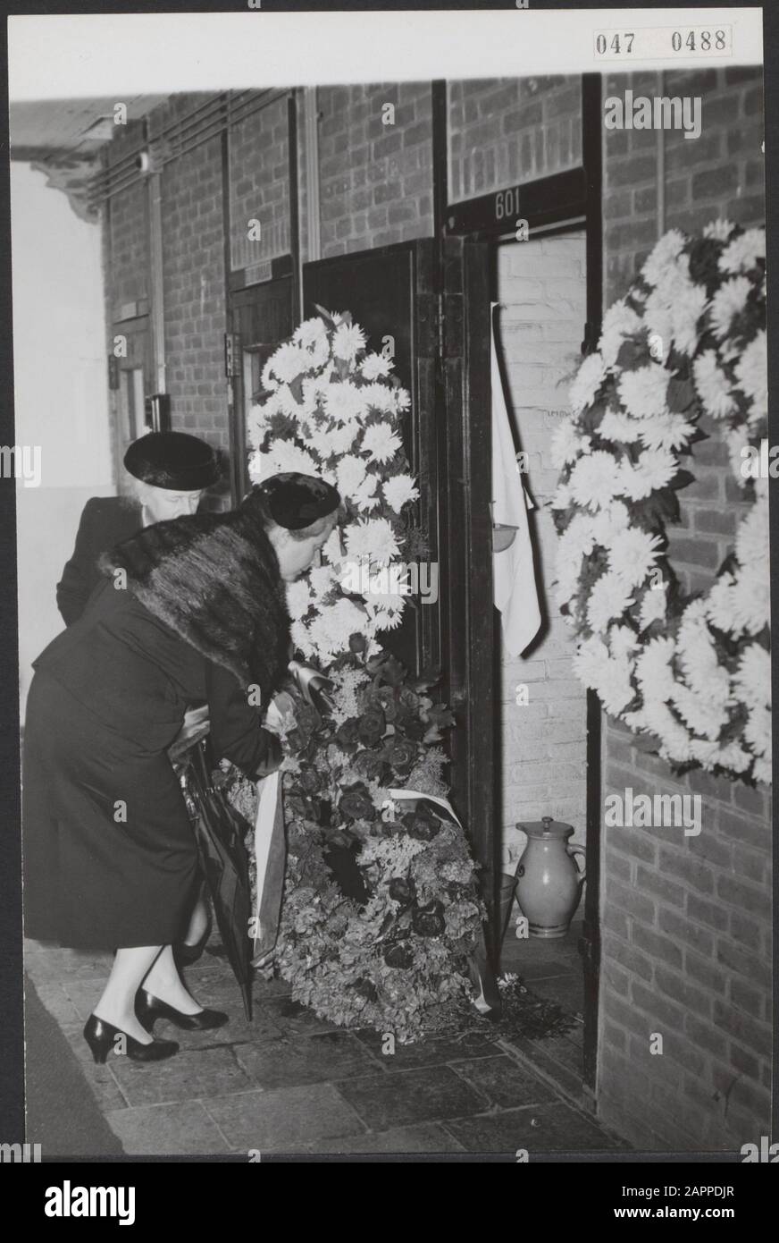 Commemorazioni dei morti, dei caduti, Della Seconda guerra mondiale, prigioni, vittime di guerra, geldens mw. J.C.M.M. Data: 21 settembre 1957 luogo: Scheveningen, Zuid-Holland Parole Chiave: Commemorazioni di morte, prigioni, wreaths, vittime di guerra, Seconda guerra mondiale Nome personale: Geldens mw. J.C.M.M. Foto Stock