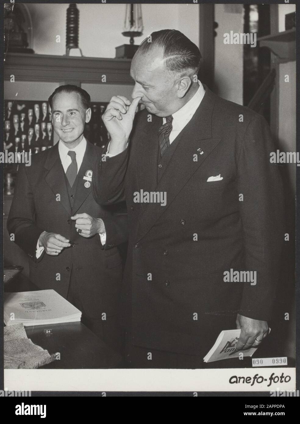 Congresso Mondiale Del Tabacco con Mostra Del Tabacco presso il Royal Institute for the Tropics di Amsterdam. Nella mostra c'è un piccolo negozio dove possono anche acquistare tabacco da fiuto. Ministro Prof. Dr. A.h.m. Albregts ha aperto il congresso e non ha mancato di prendere un pizzico Data: 17 Settembre 1951 posizione: Amsterdam, Noord-Holland Parole Chiave: Conferenze, ministri, industria del tabacco Nome personale: Albregts, A.H.M. Foto Stock