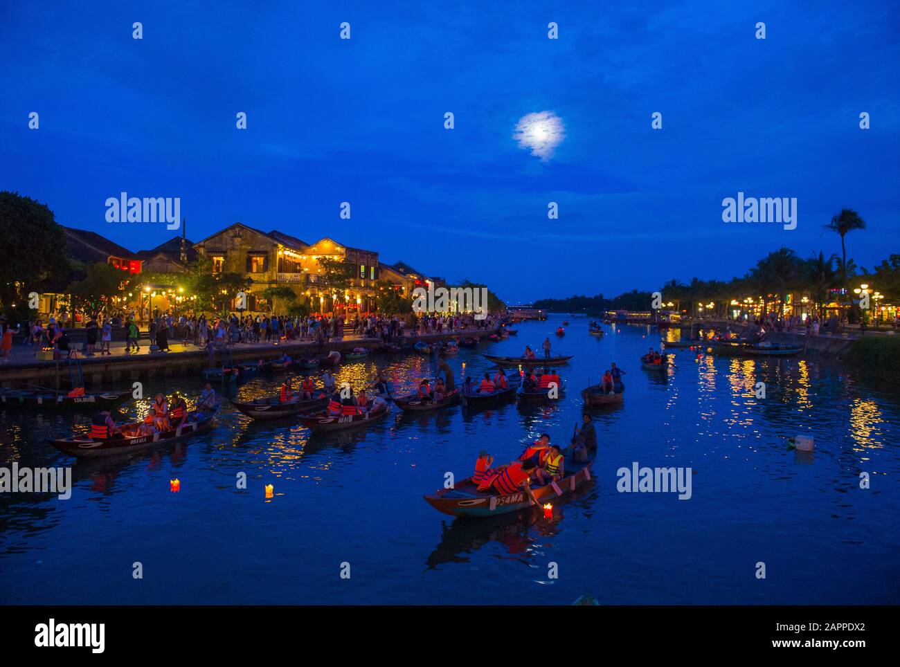 Il fiume Bon in Hoi An Vietnam durante il festival della Lanterna della Luna piena Foto Stock